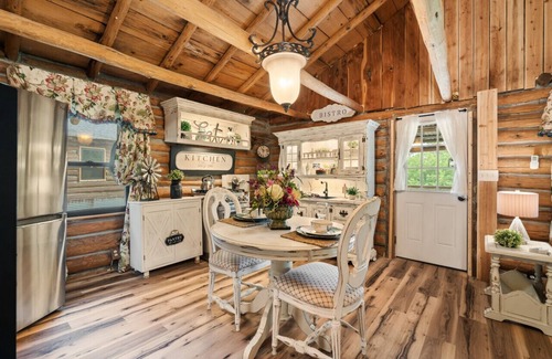 Rudy Kabine | Log cabin on 100 acres-Wifi-Kitchen-Wildlife-The Pampered Peacock