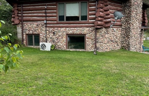 Irma Kabine | Log Cabin on 40 acres with a private lake