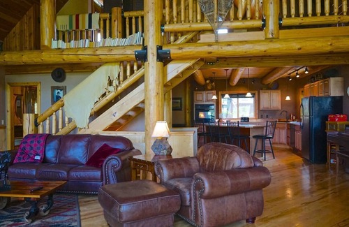 Columbia Falls Kabine | Blockhaus auf Ackerland in der Nähe von Meadow Lake Resort