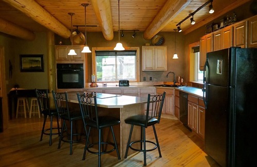 Columbia Falls Kabine | Blockhaus auf Ackerland in der Nähe von Meadow Lake Resort