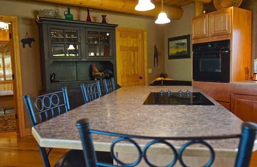 Columbia Falls Kabine | Blockhaus auf Ackerland in der Nähe von Meadow Lake Resort