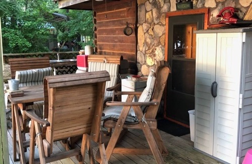 Milam Haus | Cypress Bay Cove Lake / Blockhaus