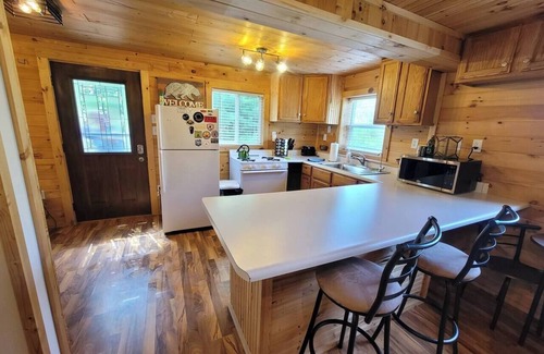 Bitely Kabine | Log Cabin Sisson Lake Kayaks Firepit Arcade Game