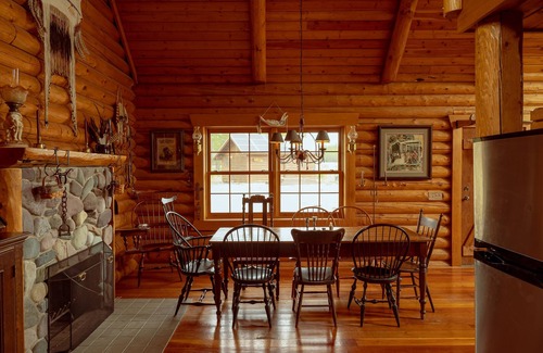 Polebridge Kabine | Log Cabin & Optional Bunkhouse mit spektakulären Wildnis Ansichten