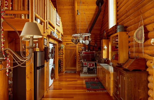 Polebridge Kabine | Log Cabin & Optional Bunkhouse mit spektakulären Wildnis Ansichten