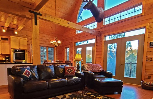 Rainbow Valley Kabine | LOG CABIN w/Mtn View, Hot Tub, & Fireplace!