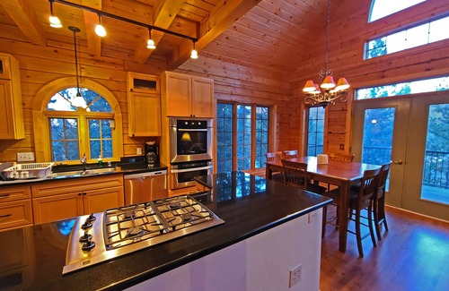 Rainbow Valley Kabine | LOG CABIN w/Mtn View, Hot Tub, & Fireplace!