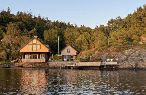 Torreby Haus | Log cabin with pool, sauna and boat by Torreby Castle