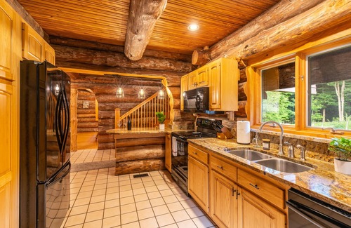 Homer Kabine | Log Cabin with Private Indoor Heated Pool-Hot Tub-firepit-Game Room-100 acres