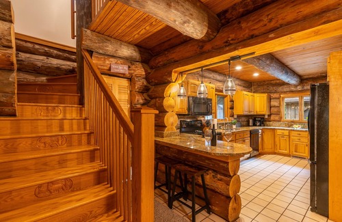 Homer Kabine | Log Cabin with Private Indoor Heated Pool-Hot Tub-firepit-Game Room-100 acres