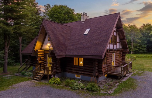 Homer Kabine | Log Cabin with Private Indoor Heated Pool-Hot Tub-firepit-Game Room-100 acres