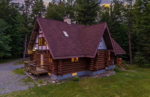 Homer Kabine | Log Cabin with Private Indoor Heated Pool-Hot Tub-firepit-Game Room-100 acres
