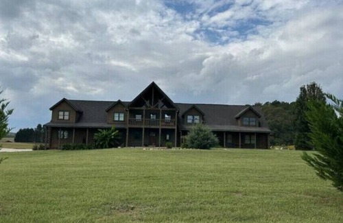Bowdon Junction Haus | Log Castle and a Spring Fed Lake