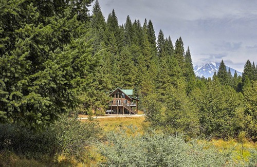 McCloud Hütte | Log Home on 60 Private Acres By Mt Shasta Ski Park