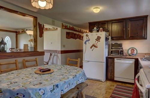 Jefferson Haus | Log Home with a View ~ Just 'Crosstown from Santa's