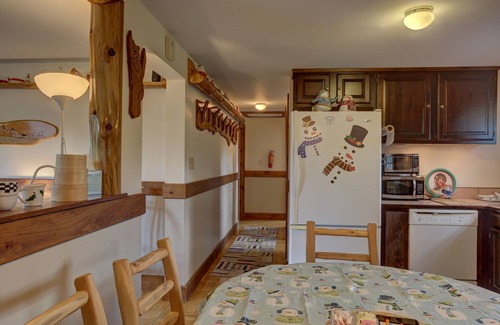 Jefferson Haus | Log Home with a View ~ Just 'Crosstown from Santa's