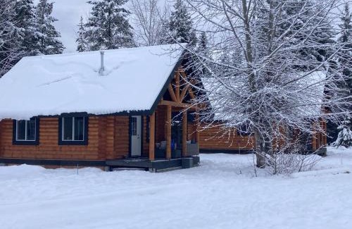 Central Okanagan Haus | Log lofted rustic cabin in woods