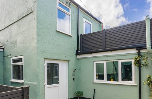 Great Yarmouth Bed & Breakfast | Logan Lodge: Seaside townhouse for chilled - out large groups