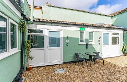 Great Yarmouth Bed & Breakfast | Logan Lodge: Seaside townhouse for chilled - out large groups