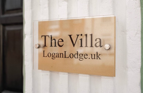 Great Yarmouth Bed & Breakfast | Logan Lodge: Seaside townhouse for chilled - out large groups