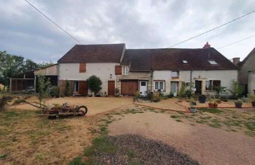 Varennes-les-Narcy Haus | Logis côté Cour