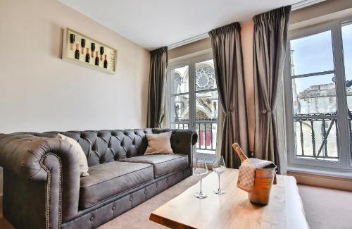 Laon Bed & Breakfast | Logis du Parvis *Face Cathédrale/in front of the Cathedral*