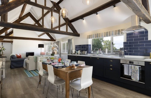 Cirencester Haus | Long Barn has been tastefully refurbished to a high standard, with swimming pool