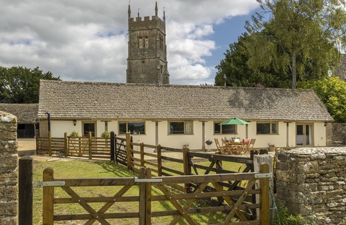 Cirencester Haus | Long Barn has been tastefully refurbished to a high standard, with swimming pool