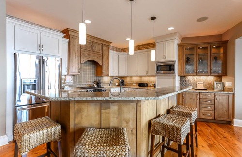 Traverse City Haus | Long Lake Flucht: Luxus-Haus mit Blick auf den Sonnenuntergang auf Long Lake, 4 zm / 3. 5bath,