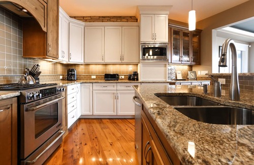 Traverse City Haus | Long Lake Flucht: Luxus-Haus mit Blick auf den Sonnenuntergang auf Long Lake, 4 zm / 3. 5bath,