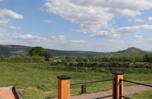 Llanfihangel Tal-y-llyn Haus | Long Meadow Shepherd Hut - Brecon Beacons, LD3 7TD