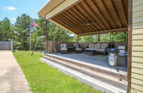 Jones Mills Wohnung | Lonsdale Vacation Rental w/ Pool & Hot Tub!