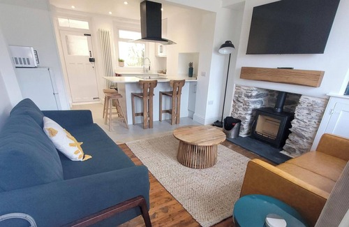 Looe Hütte | Looe Cottage - Seaside views, log fire, sleeps 4