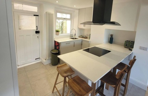 Looe Hütte | Looe Cottage - Seaside views, log fire, sleeps 4