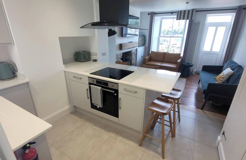 Looe Hütte | Looe Cottage - Seaside views, log fire, sleeps 4