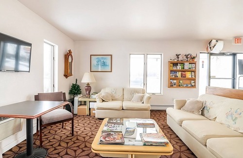 Chesaning Haus | Look No Further! Budget-Friendly Accommodation with Free Parking!