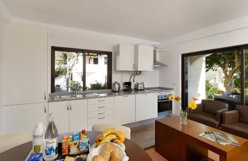 Albufeira Hotel | Look No Further! Comfortable 1BR Apartment with Kitchen, Pools, Free Parking!