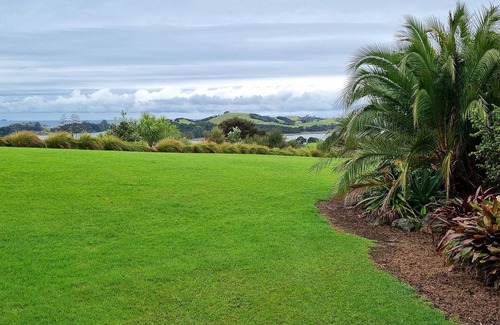 Pataua South Wohnung | Lookout at Pataua South, 5 minutes from the beach. Space to play.