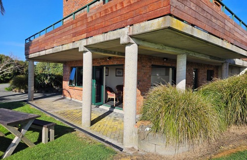 Pataua South Wohnung | Lookout at Pataua South, 5 minutes from the beach. Space to play.