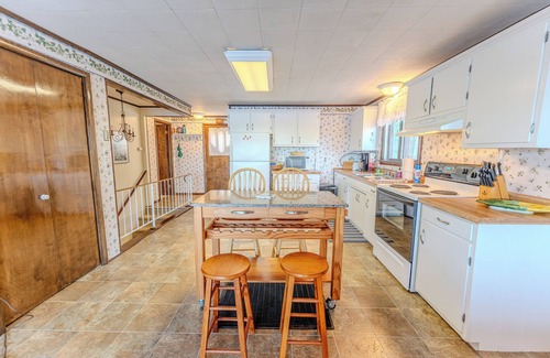 Michigamme Haus | Loon's Cove: Just listed! A Peaceful Autumn Lakeside Retreat