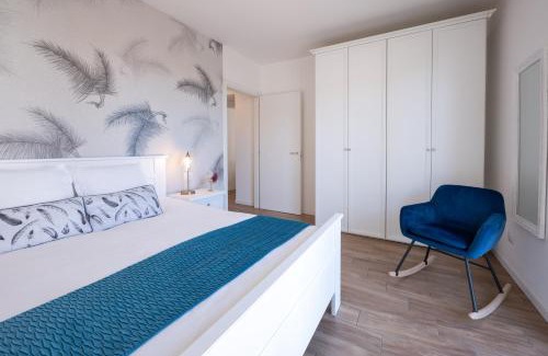 Albate Wohnung | Lora feathers Suite, free parking, self check in,4