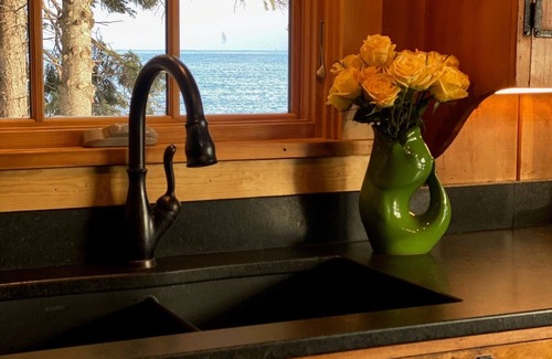 Lutsen Kabine | Lorelei of the Lake - Charming Cabin & Guest Cabin on the Shore of Lake Superior