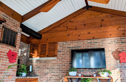 Bedford Haus | Lots of space (3200 sq ft), huge park like setting, and Amazing Location!!!!