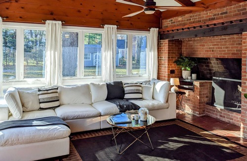 Bedford Haus | Lots of space (3200 sq ft), huge park like setting, and Amazing Location!!!!