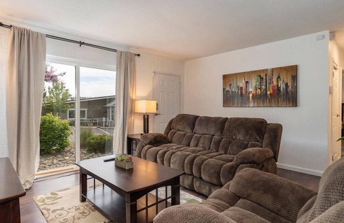 Northeast Reno Eigentumswohnung | Lovely 1-bedroom condo with spectacular view pool