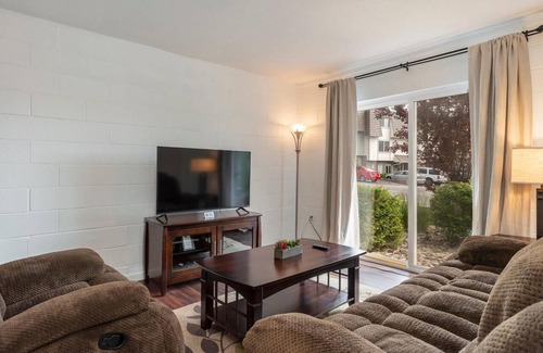 Northeast Reno Eigentumswohnung | Lovely 1-bedroom condo with spectacular view pool