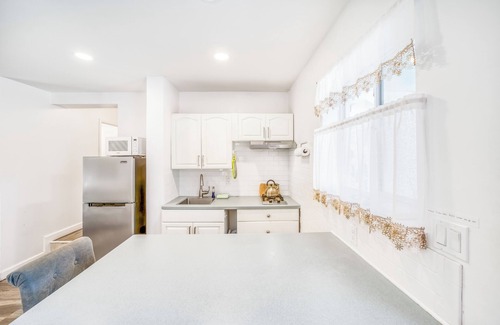Discovery Bay Wohnung | Lovely 1 bedroom, steps from the beach, car available