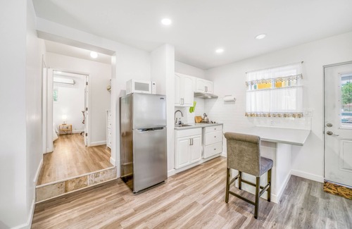Discovery Bay Wohnung | Lovely 1 bedroom, steps from the beach, car available