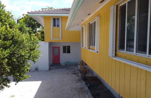 Discovery Bay Wohnung | Lovely 1 bedroom, steps from the beach, car available