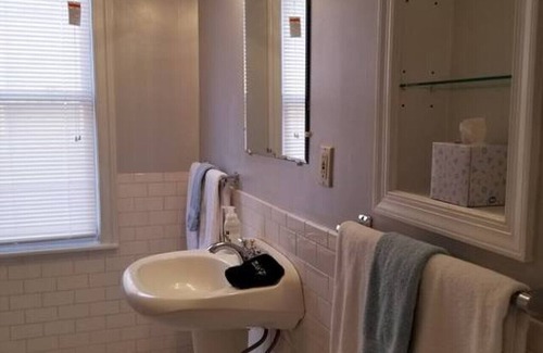 Adams Morgan Bed & Breakfast | Lovely, 1 BR in Adams Morgan! Walk Everywhere!